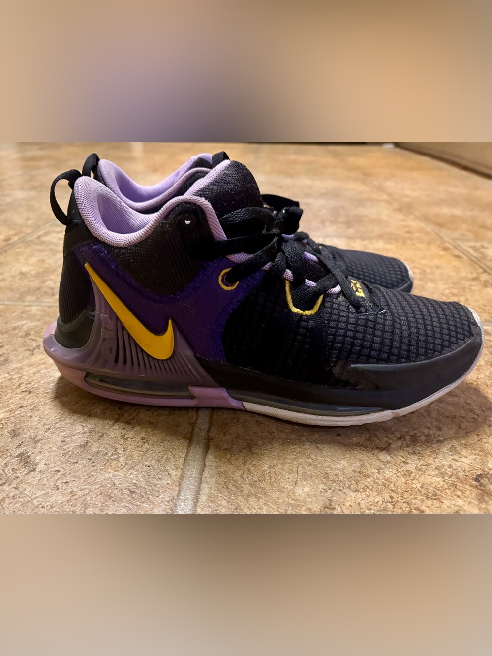 Nike Men’s LeBron Witness 7 Basketball Sneakers